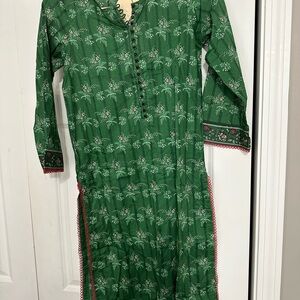 Green Long Sleeve V-Neck Dress with Cuffed Sleeves
